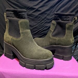 UGG Brooklyn Chelsea Platform Boots - Size 8.5